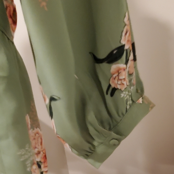 Loft Women Green Floral Long Sleeve,Round Neck With V Cut, Size M. - Picture 4 of 5